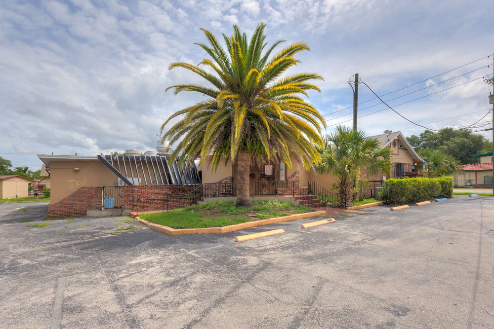 Restaurant With High Visibility: 1330 N Woodland Blvd, Deland, FL 32720